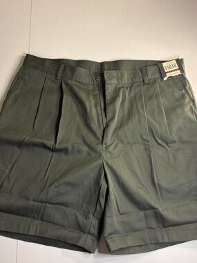 Farah Classics Green khaki shorts with a relaxed fit. Vintage with tags